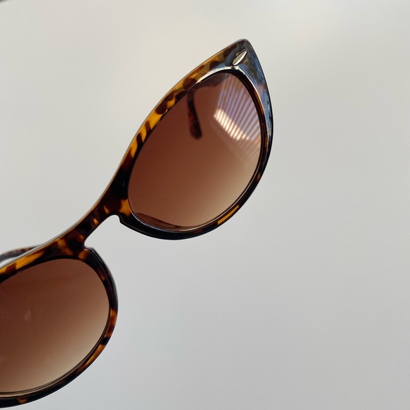 90s Vintage Look Cat Eye Tortoiseshell Sunglasses 🕶 - Picture 10 of 10